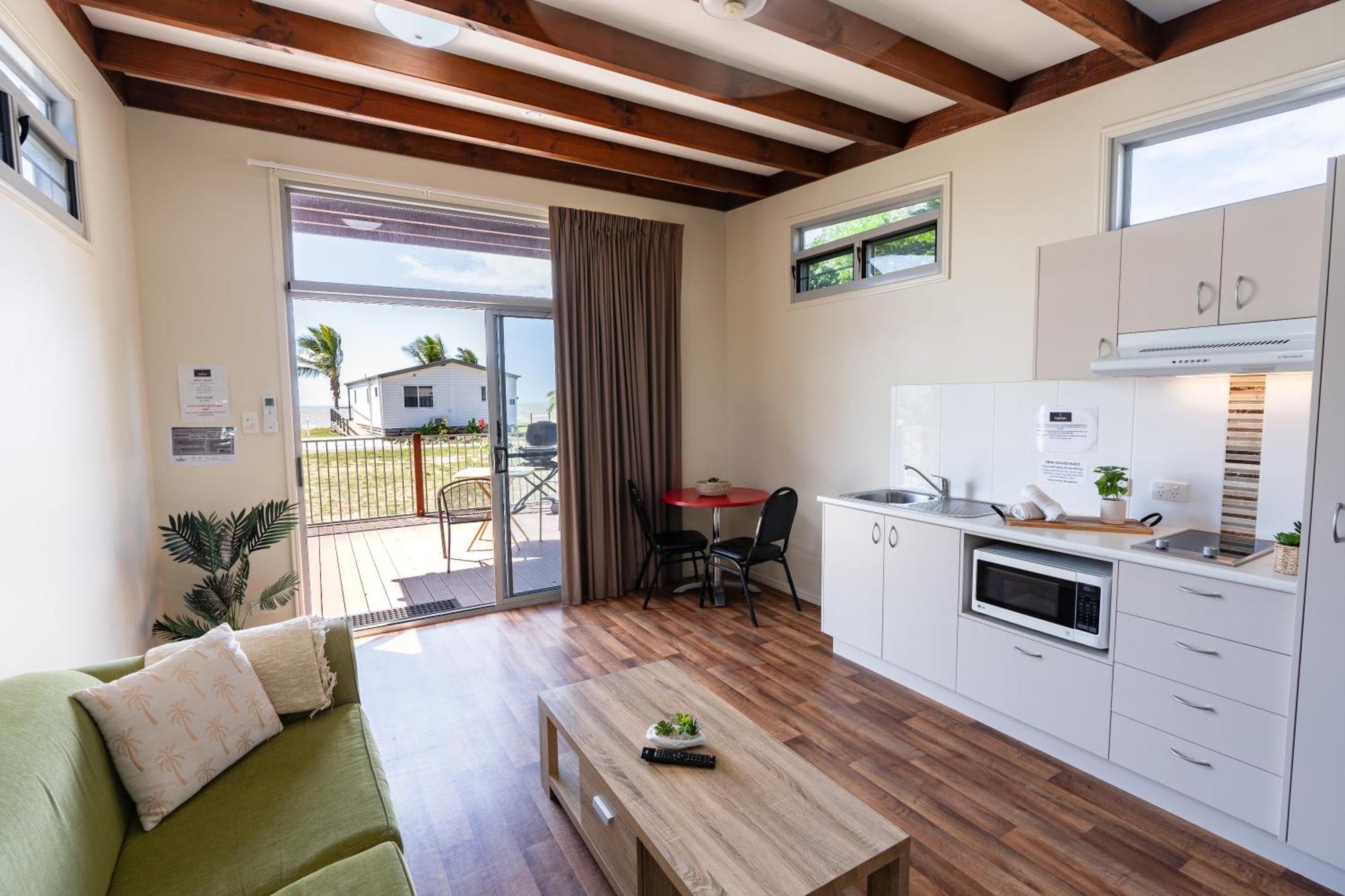 Tasman Holiday Parks - Rollingstone Exterior photo